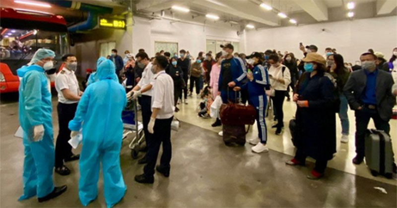 Khẩn cấp giải tỏa ách tắc tại sân bay Nội Bài do người từ vùng dịch Covid-19 về tăng vọt