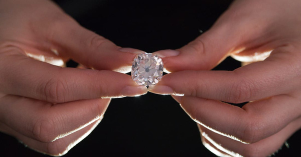 Người phụ nữ mua chiếc nhẫn hơn 200 nghìn đồng ở chợ trời nhưng hơn 30 năm sau mới phát hiện món đồ trị giá cả gia tài