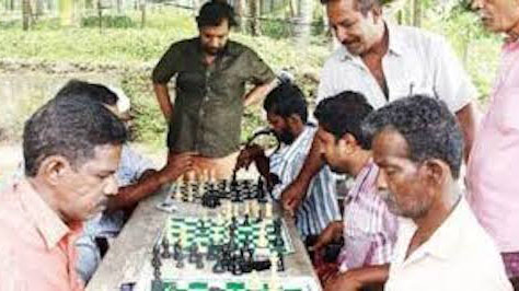 Chuyện lạ: Ngôi làng chơi cờ để cai nghiện rượu ở Ấn Độ